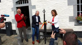 Gilles Pirlot de Corbion (conservateur du musée de Nisramont et Président de la fondation La Blanche Maison), Coralie Bonnet (Députée provinciale et Présidente du Collège provincial de la Province de Luxembourg) et Jean-Pierre Dardenne (Bourgmestre de La Roche-en-Ardenne) inaugurent officiellement la Blanche Maison Ⓒ 2025 CC BY-NC 4.0 Didier Misson