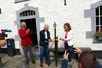 La Députée provinciale Coralie Bonnet et le Bourgmestre Jean-Pierre Dardenne inaugurent officiellement la Blanche Maison en présence de Gilles Pirlot de Corbion le 13 septembre 2025 à Nisramont. Ⓒ 2025 CC BY-NC 4.0 Didier Misson La Députée provinciale Coralie Bonnet et le Bourgmestre Jean-Pierre Dardenne inaugurent officiellement la Blanche Maison le 13 septembre 2025 à Nisramont