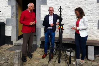 Jean-Pierre Dardenne garde le ruban de l'inauguration en souvenir de l'inauguration officielle de la Blanche Maison. Ⓒ 2025 CC BY-NC 4.0 Didier Misson Le Bourgmestre de La Roche-en-Ardenne conserve le ruban de l'inauguration officielle de la Blanche Maison