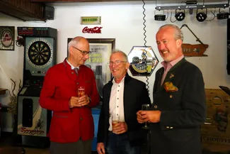 Le Bourgmestre de La Roche-en-Ardenne est entouré par Gilles Pirlot de Corbion et Hubert de Biolley. Ⓒ 2025 CC BY-NC 4.0 Didier Misson Gilles Pirlot de Corbion, Jean-Pierre Dardenne et Hubert de Biolley