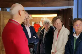 Aparté avec Michel Francard pendant que les invités entrent dans la cuisine de la Blanche Maison. Ⓒ 2025 CC BY-NC 4.0 Didier Misson Gilles Pirlot de Corbion s'entretient avec Michel Francard dans la cuisine de la Blanche Maison