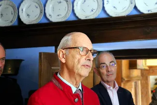 Gilles Pirlot de Corbion converse avec le linguiste et professeur d'université Michel Francard. Ⓒ 2025 CC BY-NC 4.0 Didier Misson Gilles Pirlot de Corbion et Michel Francard dans la cuisine de la Blanche Maison le jour de son inauguration