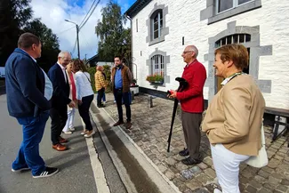 En présence de Christiane Collinet, Jean-Michel Bodelet et Sébastien Pierre, Gilles Pirlot de Corbion accueille Michel Francard. Ⓒ 2025 CC BY-NC 4.0 Didier Misson Gilles Pirlot de Corbion accueille Michel Francard devant la Blanche Maison