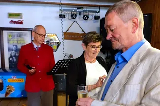 Gilles Pirlot de Corbion effectue une rapide relecture des notes de son discours. Ⓒ 2025 CC BY-NC 4.0 Didier Misson Gilles Pirlot de Corbion, micro à la main, relit les notes de son discours aux côtés de Béatrice Pinson et de Gérard Lambert