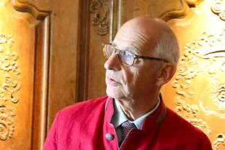 Gilles Pirlot de Corbion donne des explications devant la garde-robe produite par le maître-menuisier Nicolas Mathieu. Ⓒ 2025 CC BY-NC 4.0 Didier Misson Gilles Pirlot de Corbion dans la salle Saint-Hubert devant la garde-robe sculptée par Nicolas Mathieu, menuisier à Vielsalm au XVIIIe siècle