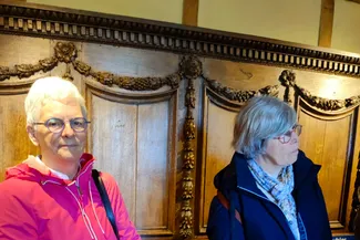 Deux invitées sont devant les stalles de la salle Saint-Hubert. Ⓒ 2025 CC BY-NC 4.0 Didier Misson Invitées devant les stalles de la salle Saint-Hubert