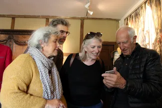 Jacques Wanlin montre, sur son téléphone, des tableaux de sa main Ⓒ 2025 CC BY-NC 4.0 Didier Misson