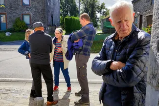 Jacques Wanlin est sur le pas de la porte d'entrée de la Blanche Maison au terme de l'inauguration officielle de la Blanche Maison. Ⓒ 2025 CC BY-NC 4.0 Didier Misson Jacques Wanlin au terme de l'inauguration officielle de la Blanche Maison