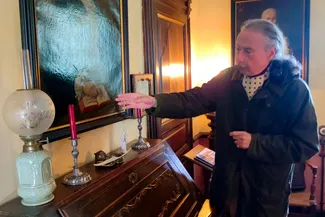 L'écrivain Jean-Luc Duvivier de Fortemps explique les détails du tableau peint par Louis-Félix Rhenasteine. Ⓒ 2025 CC BY-NC 4.0 Didier Misson Jean-Luc Duvivier de Fortemps dans la chambre derrière le feu de la Blanche Maison le jour de son inauguration