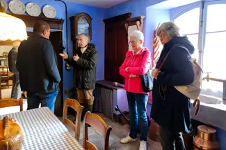 L’écrivain Jean-Luc Duvivier de Fortemps guide l’historien Jean-Michel Bodelet et deux invitées dans la cuisine de la Blanche Maison le jour de son inauguration. Ⓒ 2025 CC BY-NC 4.0 Didier Misson L’historien Jean-Michel Bodelet, l’écrivain Jean-Luc Duvivier de Fortemps et deux invitées dans la cuisine de la Blanche Maison le jour de son inauguration
