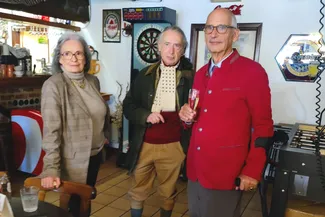 Deux des administrateurs de la Fondation La Blanche Maison sont aux côtés de Gilles Pirlot de Corbion. Ⓒ 2025 CC BY-NC 4.0 Didier Misson Françoise Fincoeur, son époux Jean-Luc Duvivier de Fortemps avec Gilles Pirlot de Corbion