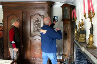 Jean-Marc Decerf photographie un détail de l’horloge du XVIIIe siècle attribuée à Jean-Georges Scholtus dans la belle salle de la Blanche Maison