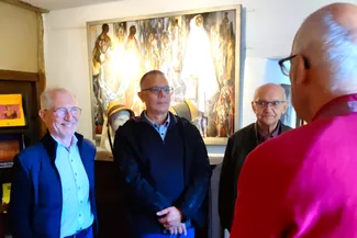 Jean-Pierre Dardenne est visiblement ravi par les explications de Gilles Pirlot de Corbion. Ⓒ 2025 CC BY-NC 4.0 Didier Misson Jean-Pierre Dardenne ravi par les explications de Gilles Pirlot de Corbion dans la salle Saint-Hubert de la Blanche Maison