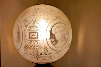 Globe en verre dépoli et gravé d'une lampe à pétrole ancienne présentée dans la belle salle de la Blanche Maison Ⓒ 2025 CC BY-NC 4.0 Didier Misson