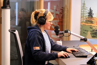 La journaliste Anne Lemaire sur le plateau de la RTBF dans les studios à Libramont lors de l’émission Luxembourg Matin le 30 septembre 2025