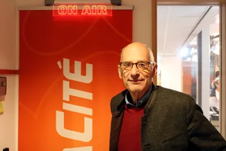 Gilles Pirlot de Corbion dans le couloir qui mène au studio de la RTBF à Libramont