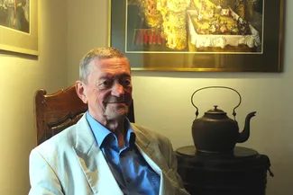 Gérard Lambert profite d'une pause pour s'asseoir dans un véritable fauteuil de Herve du XVIIIe siècle Ⓒ 2025 CC BY-NC 4.0 Didier Misson