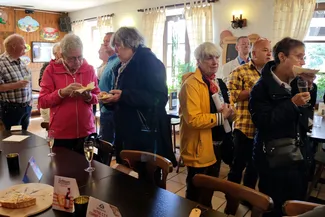 Des quiches ardennaises cuites dans le four à bois ont été servies aux invités. Ⓒ 2025 CC BY-NC 4.0 Didier Misson Les invités font honneur aux quiches ardennaises cuites dans le four à pain de la Blanche Maison