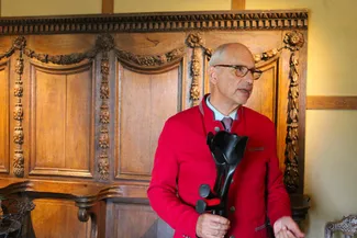 Gilles Pirlot de Corbion devant les stalles baroques de la salle Saint-Hubert Ⓒ 2025 CC BY-NC 4.0 Didier Misson