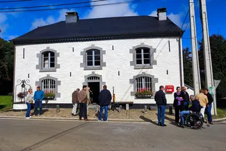 L'échevine Christiane Collinet, l'échevin Stéphane Maboge et d'autres invités se retrouvent devant la Blanche Maison. Ⓒ 2025 CC BY-NC 4.0 Didier Misson Stéphane Maboge, Christiane Collinet, Damien Jonckers, Jean-Michel Bodelet et d'autres invités devant la Blanche Maison