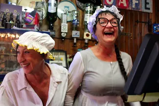 Les costumes anciens portés par Alexandra et Myriam ont ajouté une touche authentique à la réception. Ⓒ 2025 CC BY-NC 4.0 Didier Misson La patronne des lieux, Alexandra, est connue pour sa bonne humeur communicative