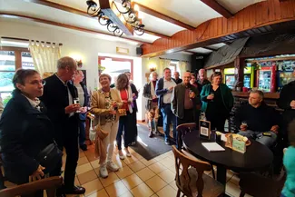 L'ambiance était conviviale parmi les invités pendant le verre de l'amitié. Ⓒ 2025 CC BY-NC 4.0 Didier Misson Les invités apprécient le verre de l'amitié dans la taverne ardennaise Le Rustique