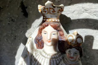 Statue de la Vierge Marie couronnée tenant l’Enfant Jésus, lui aussi couronné Ⓒ 2025 CC BY-NC 4.0 Didier Misson