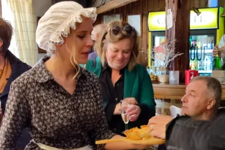 Jennifer Sonck a servi les invités avec le sourire. Ⓒ 2025 CC BY-NC 4.0 Didier Misson Jennifer Sonck propose des quiches ardennaises aux invités