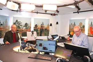 Jean-Marc Decerf veille à afficher le site web de la Blanche Maison quand Gilles Pirlot de Corbion s’installe dans le studio de Vivacité à Libramont