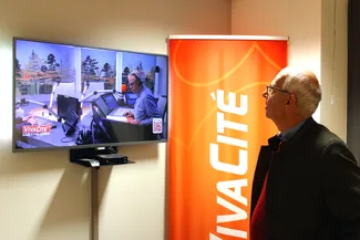 Gilles Pirlot de Corbion regarde Jean-Marc Decerf présenter son émission Luxembourg Matin le 30 septembre 2025 à Libramont