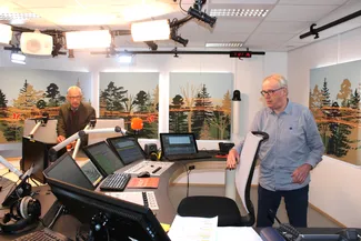 Jean-Marc Decerf s’apprête à reprendre les commandes de l’émission après avoir indiqué à Gilles Pirlot de Corbion la place qui lui est attribuée pour l’interview