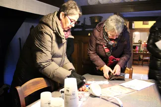 La gestion administrative et financière du goûter de Noël de Nisramont a été confiée à Annie Duterme qui s’acquitte de sa tâche dans la cuisine de la Blanche Maison, ici lors du paiement de Caroline Annet.