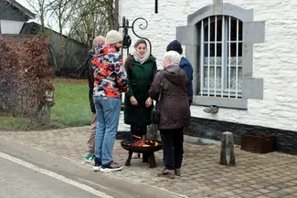 Par cette fraîche après-midi de décembre, le brasero en fonte devant la Blanche Maison apporte de la chaleur aux cinq personnes disposées en cercle autour du feu.