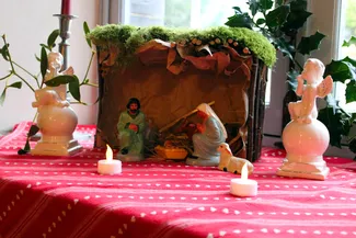 Crèche traditionnelle ardennaise de 1953 exposée dans la belle salle de la Blanche Maison lors du goûter de Noël à Nisramont le 20 décembre 2025.