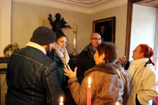 Dans la belle salle de la Blanche Maison, une personne qui y a vécu durant son enfance partage des souvenirs avec sa famille.