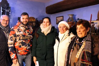 Deux sœurs qui ont vécu à la Blanche Maison durant leur enfance sont venues avec des membres de leur famille, illustrant ainsi la dimension intergénérationnelle du goûter de Noël organisé le 20 décembre 2025 à Nisramont.