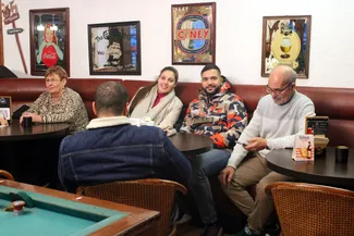 Attablés à la taverne Le Rustique à Nisramont, des membres de la famille des deux sœurs qui ont vécu à la Blanche Maison durant leur enfance.