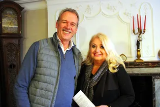 Guy Gilloteaux, bourgmestre de La Roche-en-Ardenne de 2011 à 2024, est accompagné par  son épouse Véronique Coutereels dans la belle salle de la Blanche Maison.