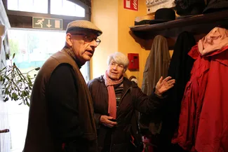 Dans le hall d’entrée de la Blanche Maison, le conservateur du musée de Nisramont, Gilles Pirlot de Corbion, répond aux questions d’une visiteuse.