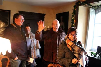 Quatre visiteurs dans la chambre derrière le feu de la Blanche Maison attestent de la dimension intergénérationnelle du goûter de Noël à Nisramont.