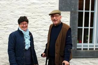 Deux figures engagées dans la préservation du patrimoine ardennais : une représentante des Croix Mambour de Bertrix et le conservateur du musée de Nisramont, lors du goûter de Noël le 20 décembre 2025 à Nisramont.