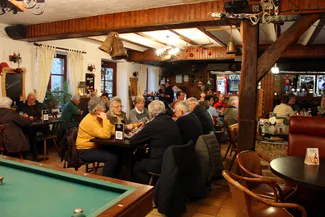 Salle comble à la Taverne Le Rustique au terme de la journée du 20 décembre 2025, où le goûter de Noël se prolonge en un moment de pure convivialité villageoise.