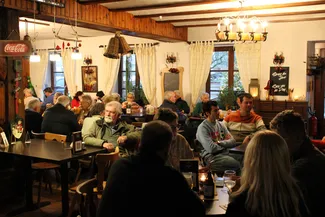 Le point d'orgue du goûter de Noël à Nisramont a eu lieu au Rustique, la taverne ardennaise qui jouxte la Blanche Maison, dans une salle ornée de poutres en bois, de lustres en fer forgé et de décorations de Noël.