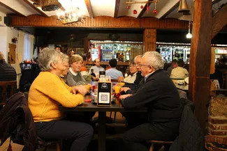 Caroline Annet et son époux José Annet, éleveurs de bovins bio à la Ferme du Vivrou, sont attablés avec du café et du chocolat chaud.