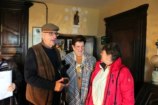 Visite guidée de la Blanche Maison par Gilles Pirlot de Corbion, ici dans la chambre derrière le feu, lors du goûter de Noël à Nisramont le 20 décembre 2025.