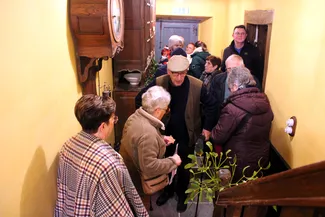 L’étroit corridor de la Blanche Maison est davantage qu'un lieu de passage, c’est une véritable galerie d'exposition avec une horloge de parquet en bois sculpté fixée au mur, une taque de cheminée à décor héraldique en fort relief posée à même le sol ainsi qu’un buffet en chêne à proximité de la porte qui donne accès au jardin.