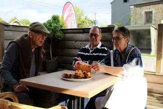 Assis à la taverne ardennaise Le Rustique, Gilles Pirlot de Corbion, Jean-Luc Biren et Annie Duterme s'apprêtent à goûter les oublies