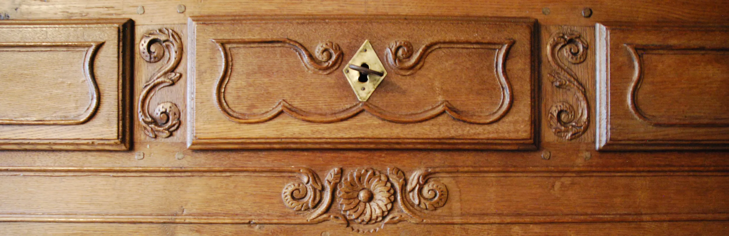 Armoire en chêne blond créée par Joseph Chignesse durant la seconde moitié du XVIIIe siècle, comprenant trois tiroirs surmontant deux portes. Ⓒ 2024 CC BY-NC 4.0 Gilles Pirlot de Corbion