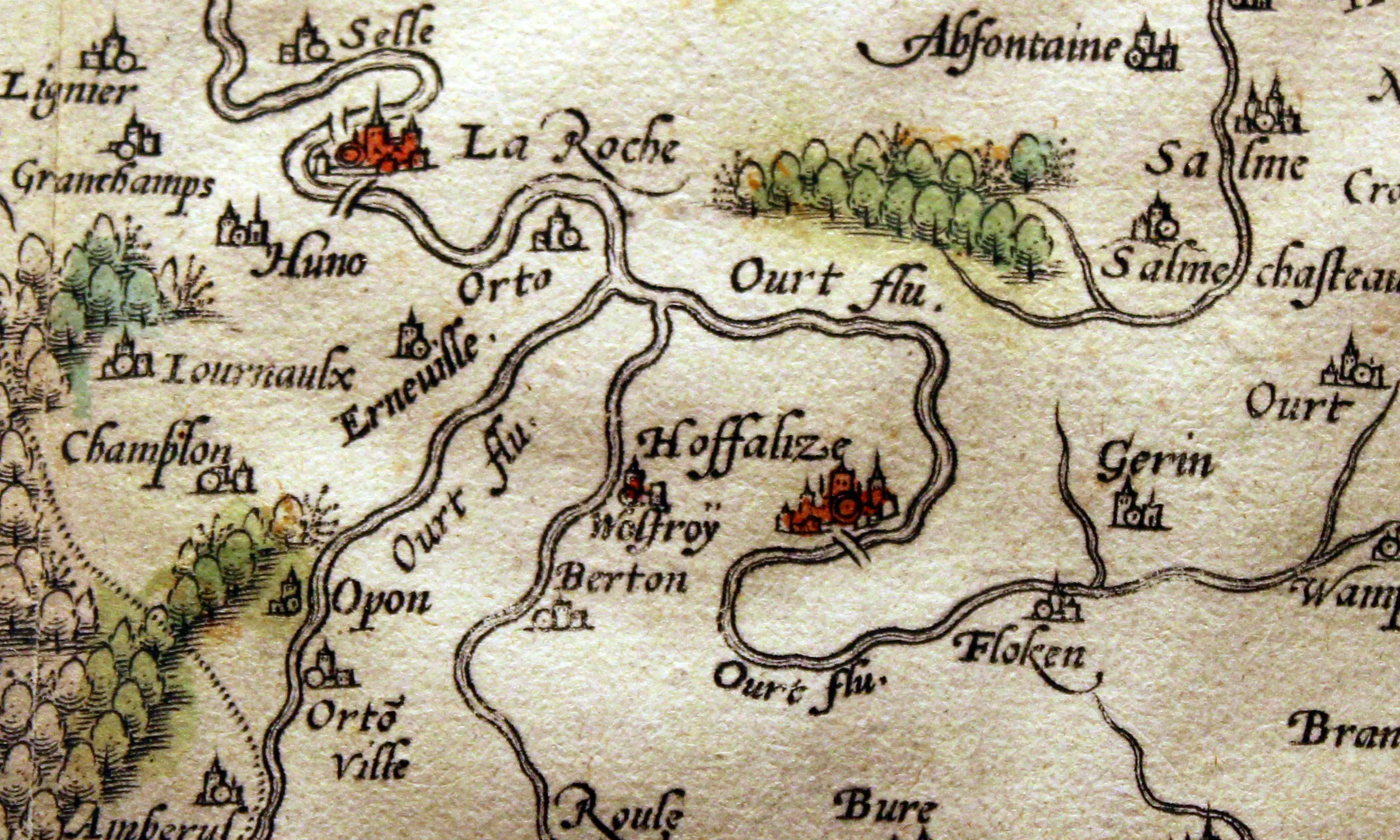 Détail de la carte du duché de Luxembourg tracée par l’orfèvre Jacques de Surhon, provenant de l’édition de 1589 du premier atlas au monde Theatrum Orbis Terrarum créé par Abraham Ortelius. Le confluent des deux Ourthe est parfaitement reconnaissable sur ce document historique exceptionnel qui figure dans les collections de la Blanche Maison à Nisramont. Ⓒ 2024 CC BY-NC 4.0 Gilles Pirlot de Corbion