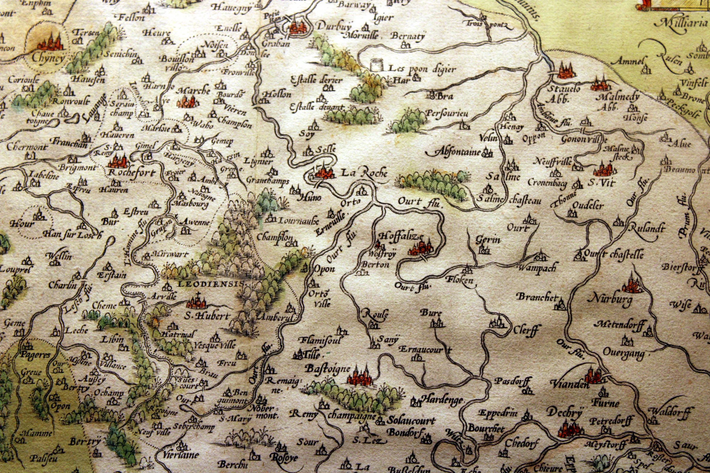 Cette carte géographique de 1589 provient du premier atlas au monde, le Theatrum Orbis Terrarum, créé par Abraham Ortelius et dont la première édition remonte au 20 mai 1570. A l’époque, les cartes étaient gravées à l’envers sur des plaques de cuivre et colorées à la main après impression. Cette carte du duché de Luxembourg est intitulée LUTZENBURGENSIS DUCATUS VERISS. DESCRIPT. | Iacobo Surhonio Montano auctore. Ⓒ 2024 CC BY-NC 4.0 Gilles Pirlot de Corbion